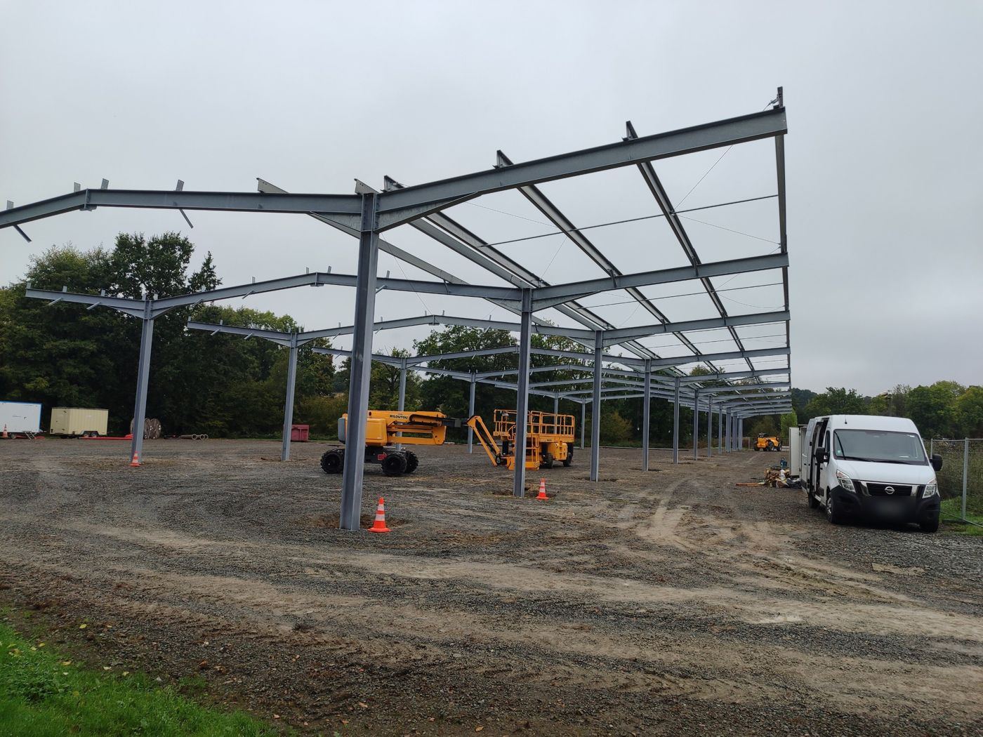 Charpente métallique d’ombrières photovoltaïques en cours de montage