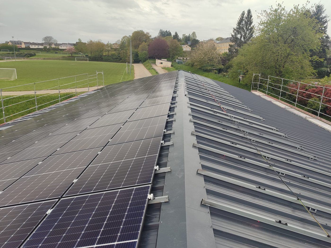 Pose des modules photovoltaïques le long du faîtage